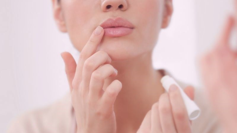 Nên đều đặn sử dụng son dưỡng môi với thành phần lành tính 1 lần trong khoảng 2 - 3 giờ.