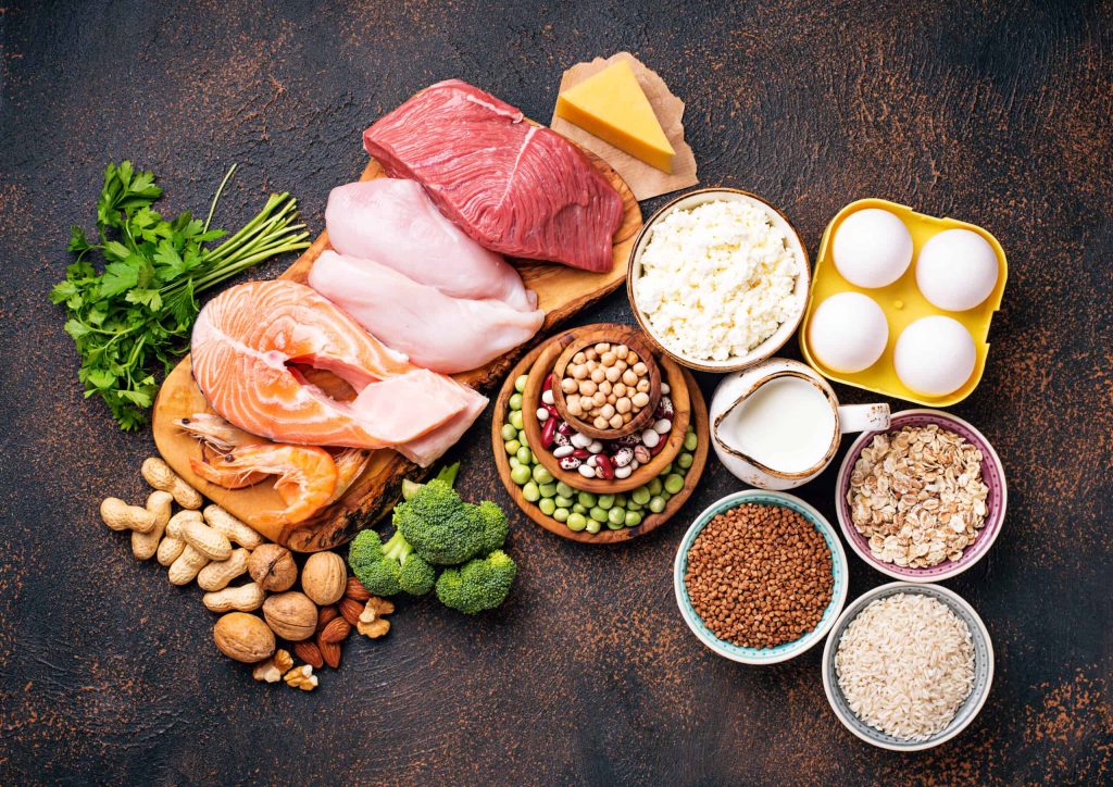 đạm - 4 trái trứng, ức gà, cá hồi, thịt bò, các loại hạt