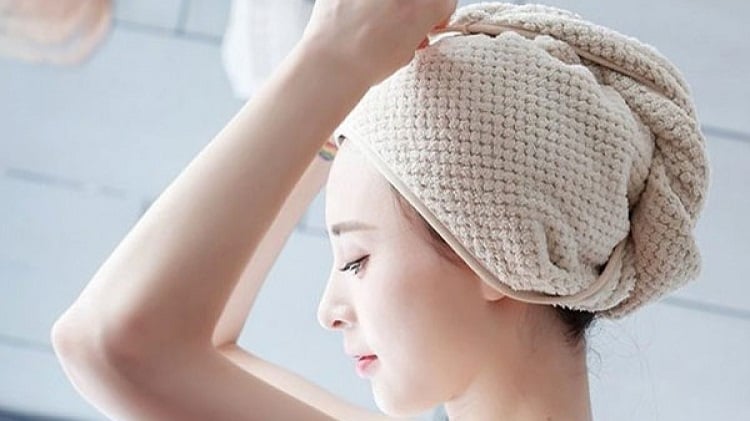 Ủ tóc khi tóc còn ướt làm trôi sản phẩm và giảm hiệu quả.