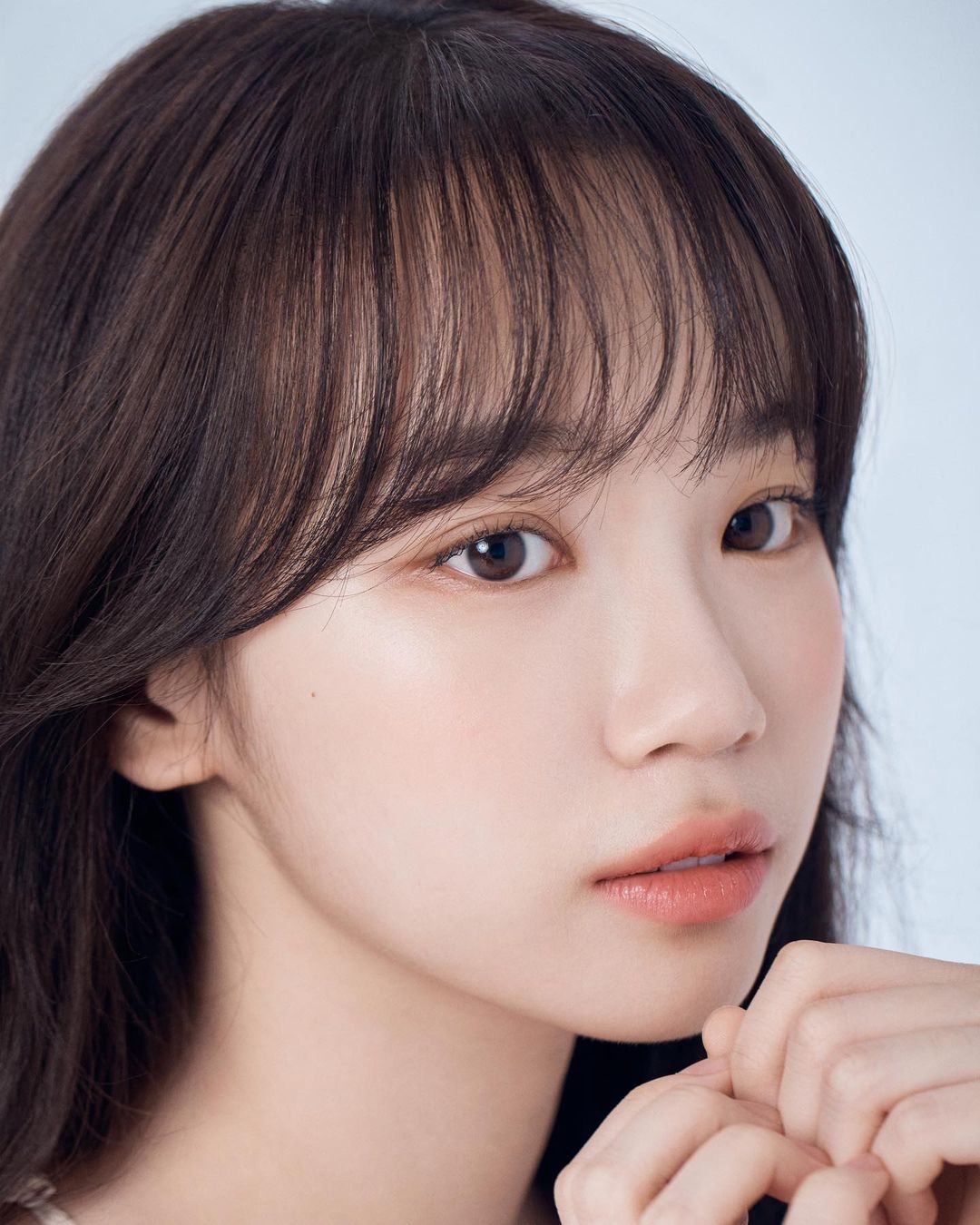 phụ nữ châu Á da trắng, tóc mái thưa-skincare routine