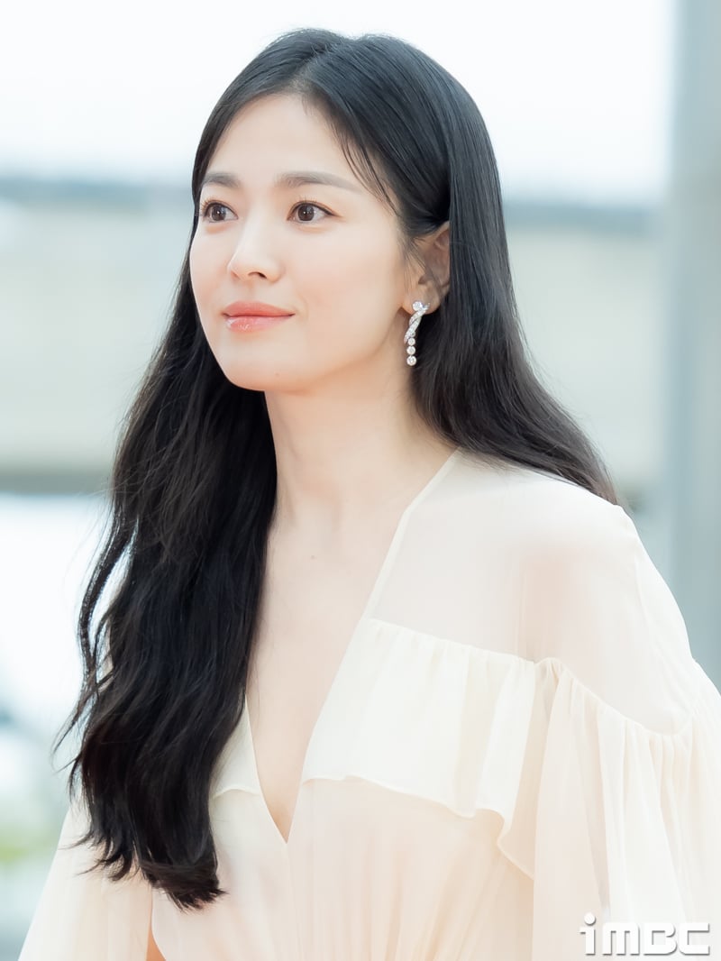 Bật chế độ sấy lạnh như cách mà Song Hye Kyo bảo vệ tóc để thấy rằng tóc bạn sẽ dễ chịu biết mấy khi giữ được độ ẩm cần thiết giúp tóc đẹp hơn.