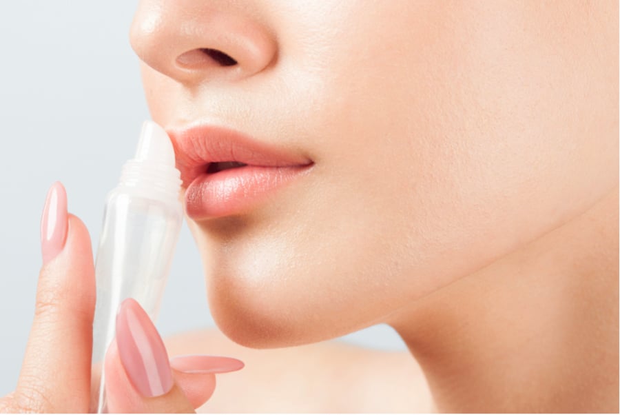 Sau khi thoa lớp son đầu tiên, hãy dùng giấy ăn thấm nhẹ để loại bỏ phần son thừa. Sau đó, thoa thêm một lớp son nữa.