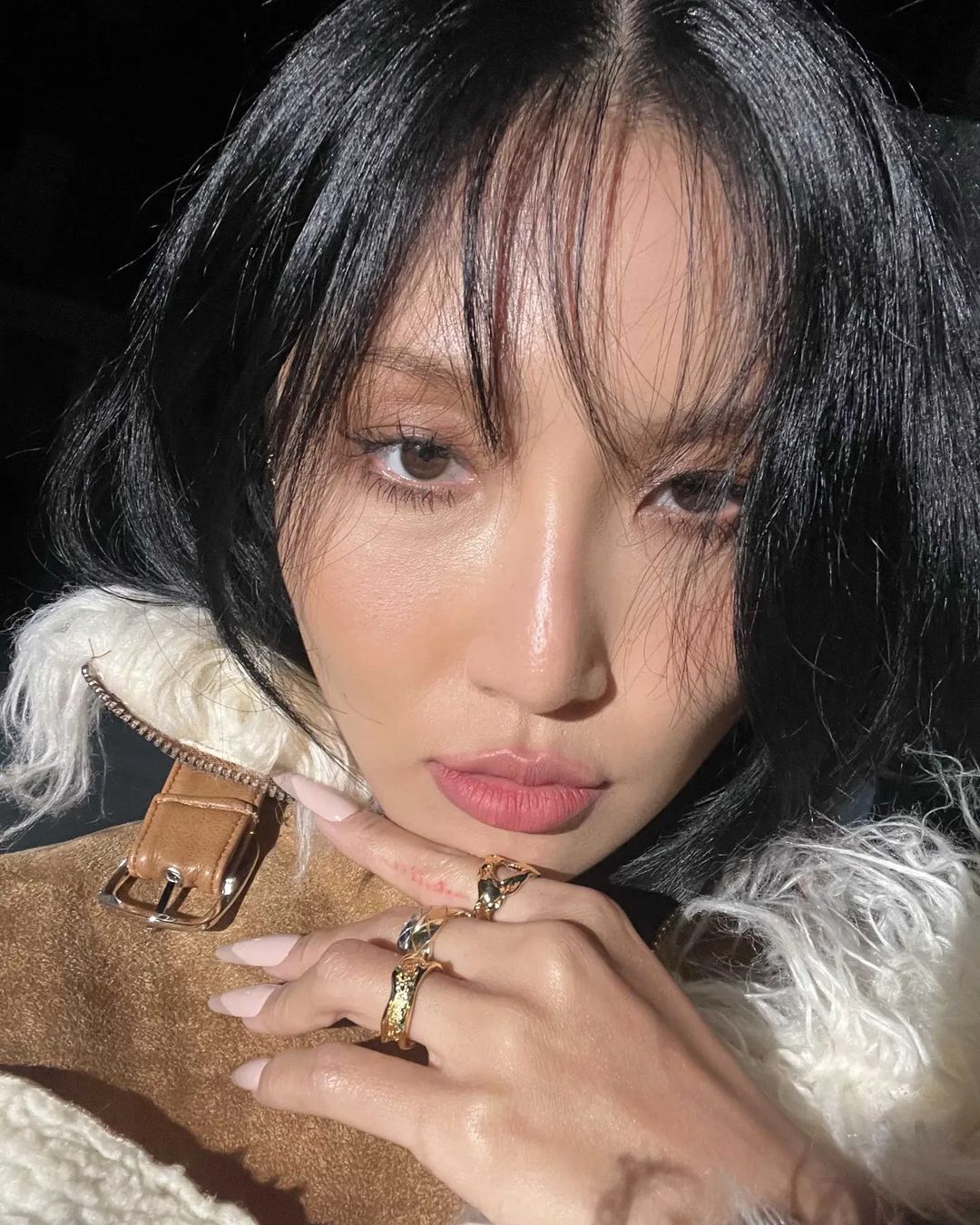 xăm hình - Hwasa để tóc mái thưa và tạo dáng chạm tay lên cằm để selfie