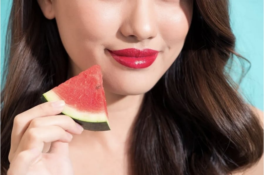 Dưa hấu có chứa hàm lượng nước lên đến 92%, giúp cung cấp độ ẩm dồi dào cho da.