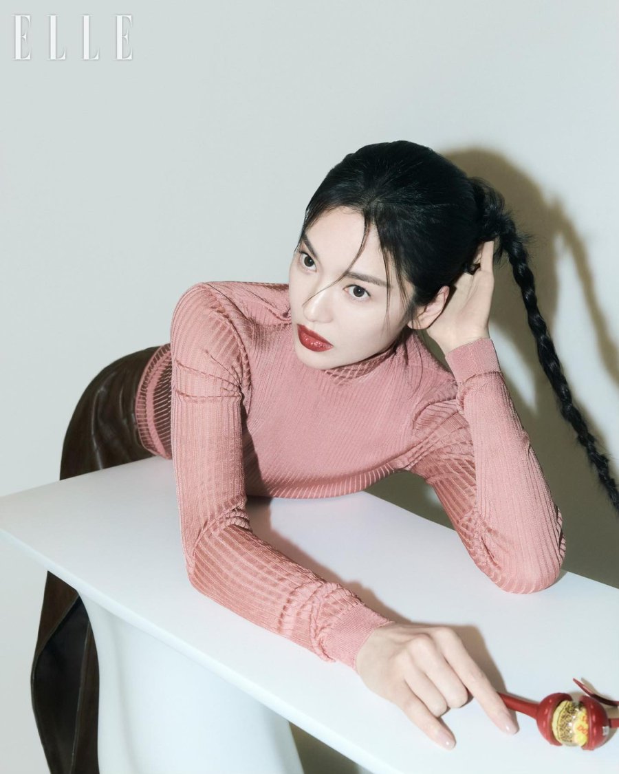Song Hye Kyo thường chọn son đỏ khi mặc các kiểu trang phục sang trọng như đầm dạ hội, áo dệt kim và chân váy dài… đầy sang chảnh.