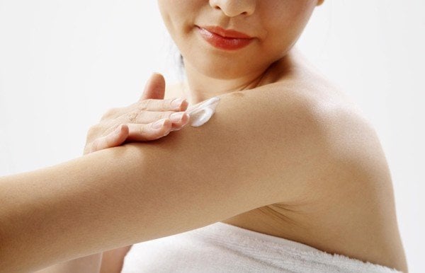 Kem dưỡng thể cũng không kém thiết yếu để duy trì làn da trẻ trung, săn chắc.