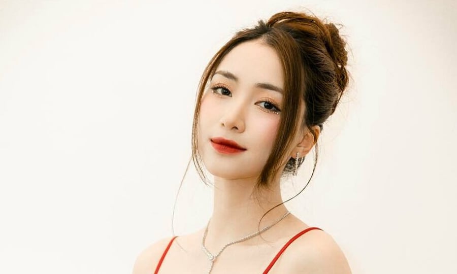 Làn da trắng của cô cũng khiến nhiều người ghen tỵ.