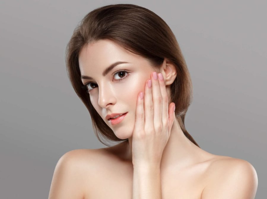 Da mẩn đỏ và kích ứng có thể xuất hiện do thay đổi thời tiết, các sản phẩm chăm sóc da mới, hoặc dị ứng.