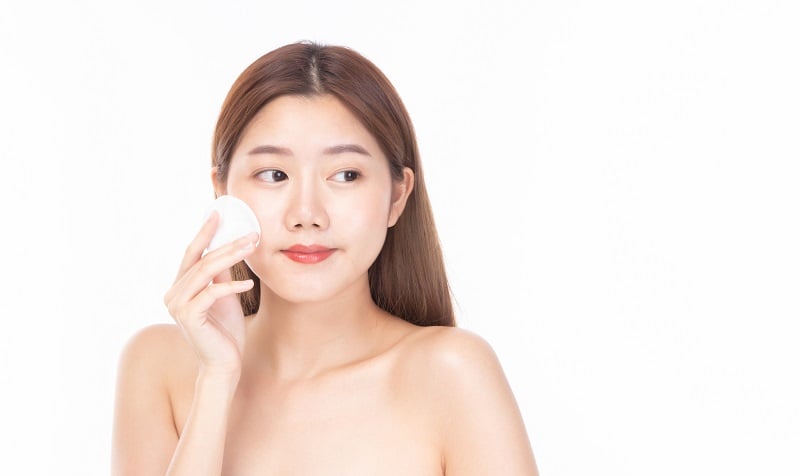Bước này không chỉ giúp làm sạch mà còn giúp cân bằng độ pH cho làn da, mang lại cảm giác tươi mới và sạch sẽ