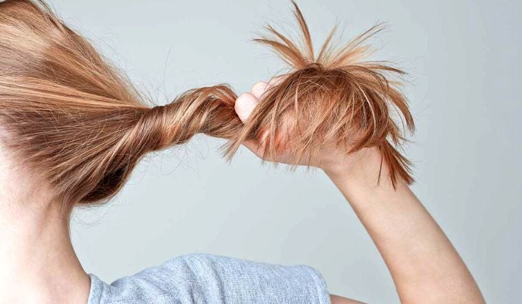 Tóc chẻ ngọn thường xảy ra khi tóc không được cung cấp đủ độ ẩm