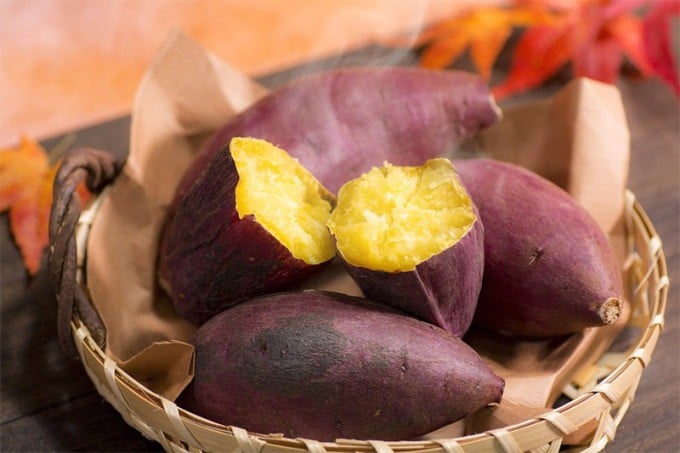 Khoai lang là nguồn dinh dưỡng dồi dào giúp nuôi dưỡng và cải thiện làn da từ bên trong.