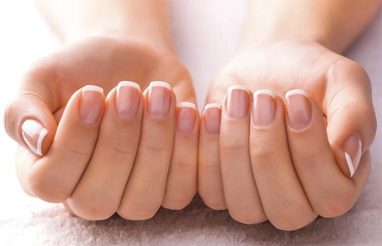 Chỉ khi phần da bị xước hoặc đau, bạn mới nên sử dụng kìm để cắt một cách cẩn thận, tránh gây tổn thương.