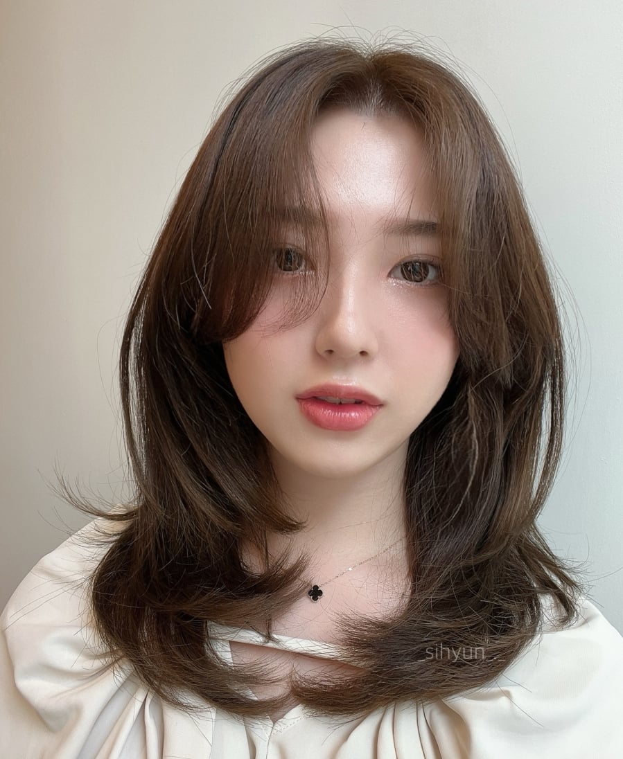Nếu không muốn cắt tóc ngắn, tóc ngang vai uốn cụp là lựa chọn lý tưởng.