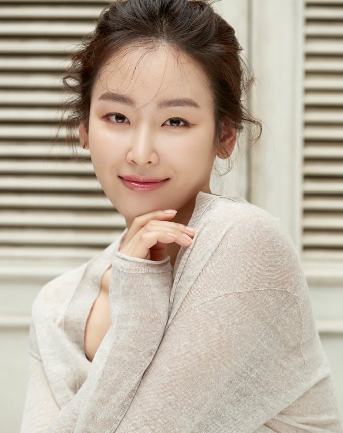 Thói quen này không chỉ giúp bảo vệ làn da của Seo Hyun Jin khỏi nám và tàn nhang mà còn ngăn ngừa lão hóa sớm.