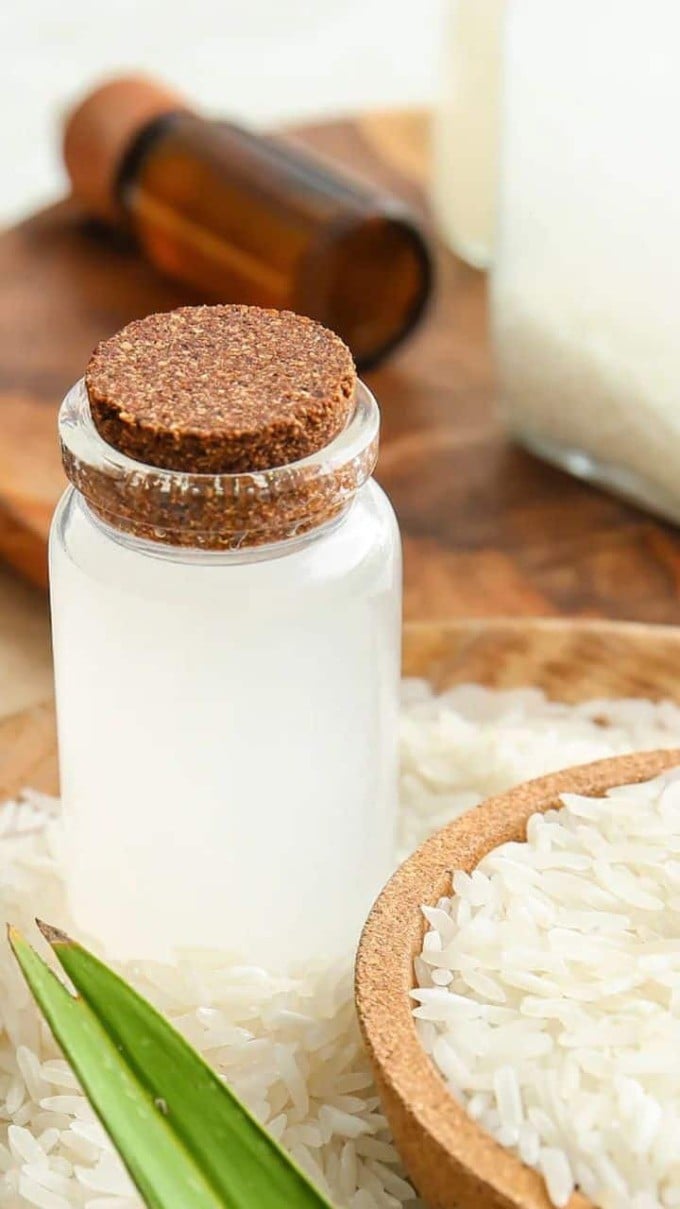 Các chất chống oxy hóa trong nước gạo như axit ferulic và gamma-oryzanol giúp ngăn ngừa sự hình thành của các gốc tự do.