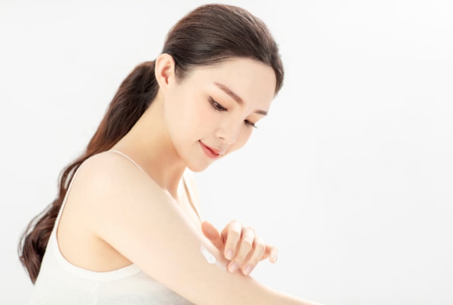 Kem dưỡng trắng da là một trong những sản phẩm không thể thiếu trong quá trình làm sáng da.