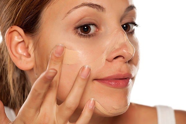 Một trong những ưu điểm lớn của phấn nền dạng lỏng chính là khả năng tán mỏng