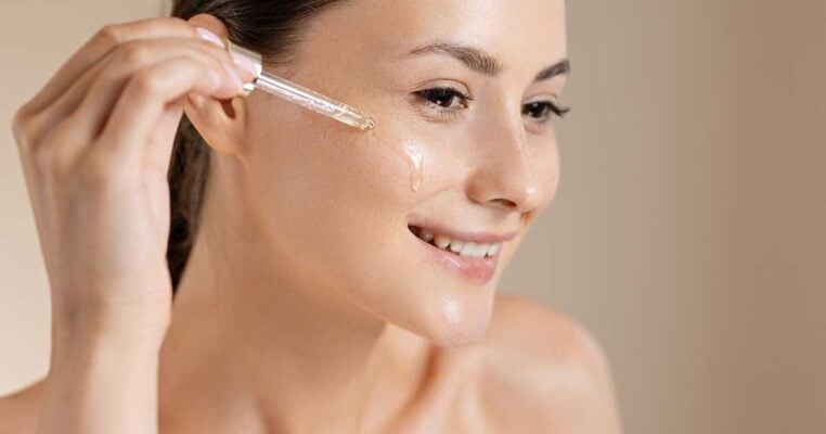 Vùng da quanh mắt mỏng hơn các vùng da khác trên khuôn mặt, không có tuyến bã nhờn, dẫn đến thiếu độ ẩm tự nhiên.