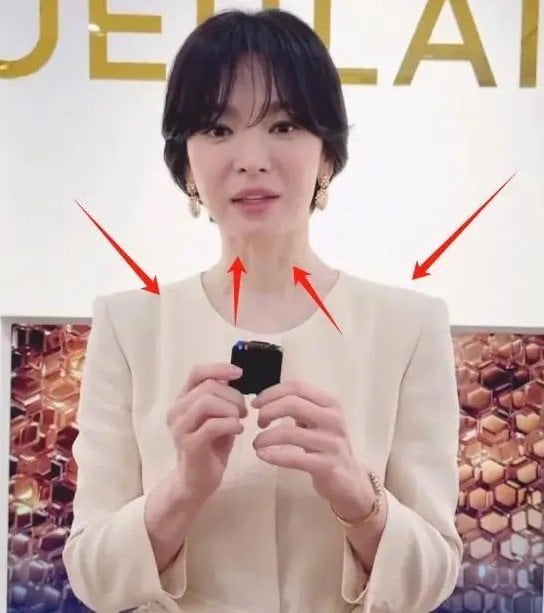Dấu hiệu lão hóa đã bắt đầu xuất hiện trên khuôn mặt cô, đặc biệt là những nếp nhăn quanh khóe mắt