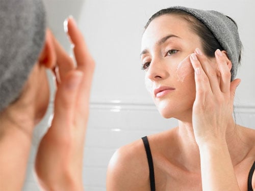 Niacinamide được biết đến với công dụng giải quyết các nếp nhăn, tăng sắc tố, mụn trứng cá, da dầu