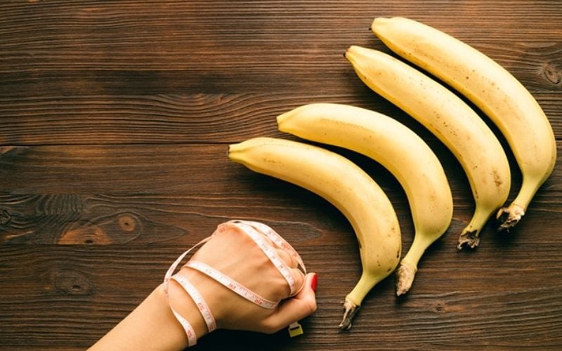 Chuối là một trong những thực phẩm rất quen thuộc và thường xuyên xuất hiện trong các chế độ ăn kiêng giảm cân.