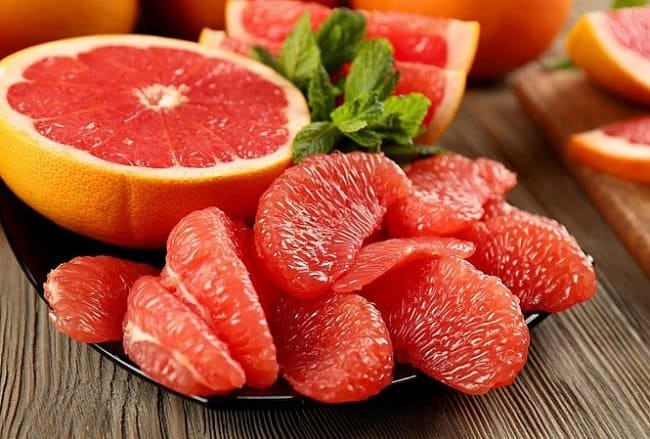 Bưởi là một loại quả không thể thiếu trong thực đơn của những ai muốn duy trì sức khỏe và sắc vóc lý tưởng.