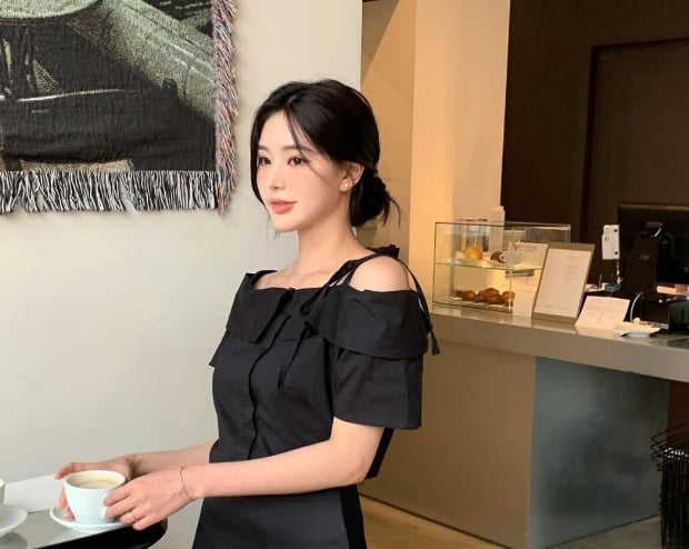 Tóc buộc thấp là kiểu tóc cổ điển nhưng vô cùng thanh lịch và sang trọng.