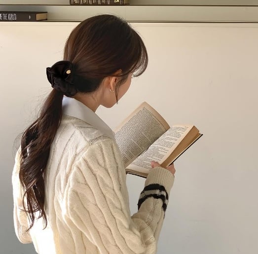 Scrunchie là món phụ kiện tóc đang rất được ưa chuộng và mang đến sự năng động