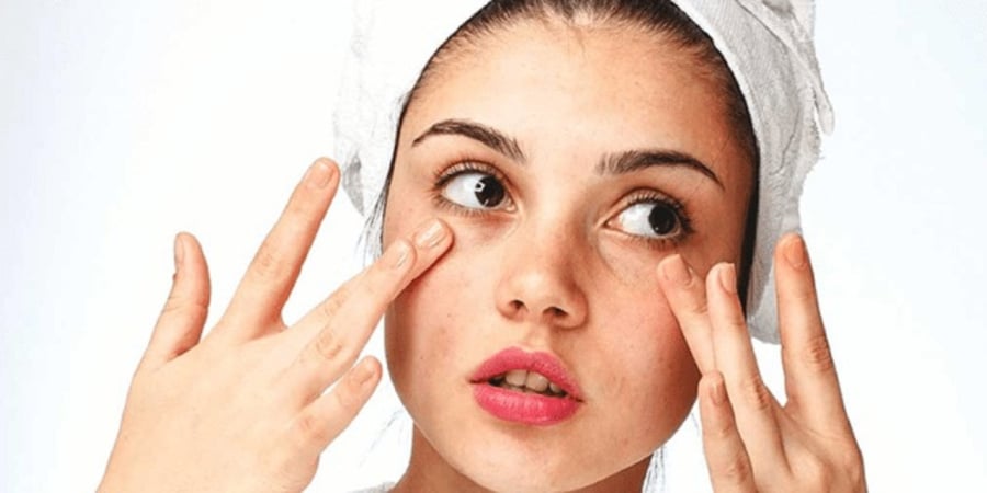 Các món ăn cay như cà phê, ớt, tiêu, hoặc đồ chiên rán có thể làm tình trạng da trở nên tồi tệ hơn