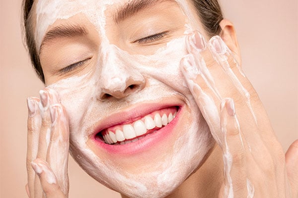 Bạn nên rửa mặt hai lần mỗi ngày bằng sữa rửa mặt phù hợp với loại da