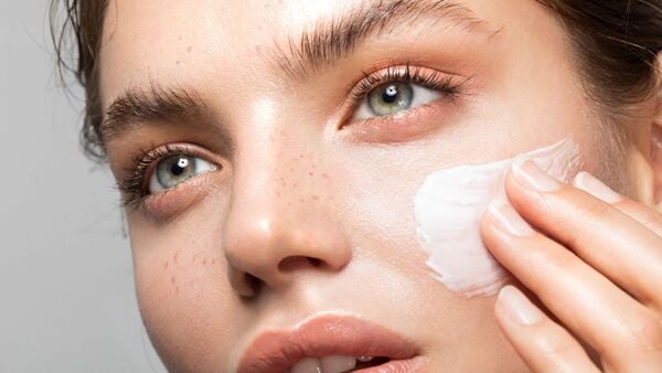 Để duy trì làn da tươi trẻ, việc thay đổi thói quen sinh hoạt hàng ngày đóng vai trò vô cùng quan trọng.