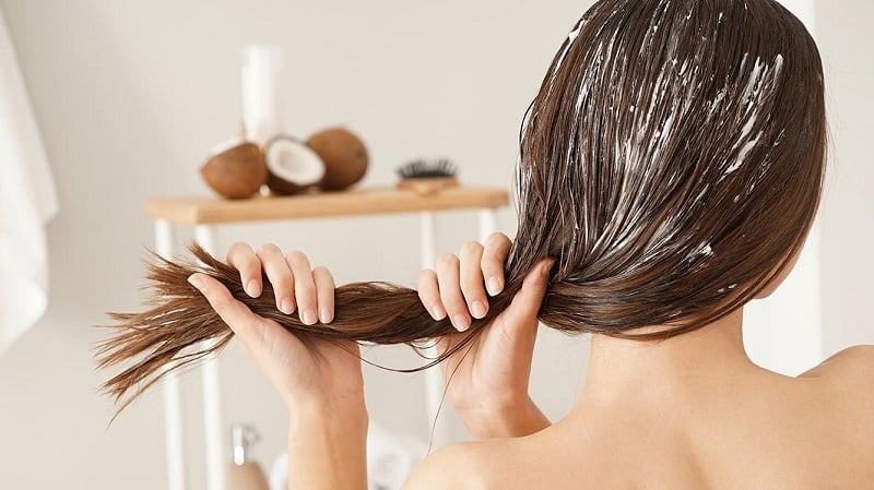 Ủ tóc giúp tạo một lớp bảo vệ, hạn chế sự ảnh hưởng của môi trường