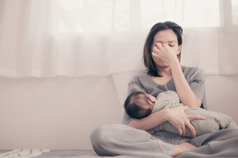 Con khóc quấy, mẹ stress mệt mỏi