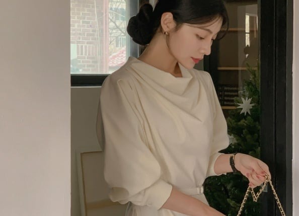 Sử dụng phấn mắt gam hồng nhẹ, kết hợp với đường kẻ mắt mảnh sẽ giúp đôi mắt thêm phần long lanh