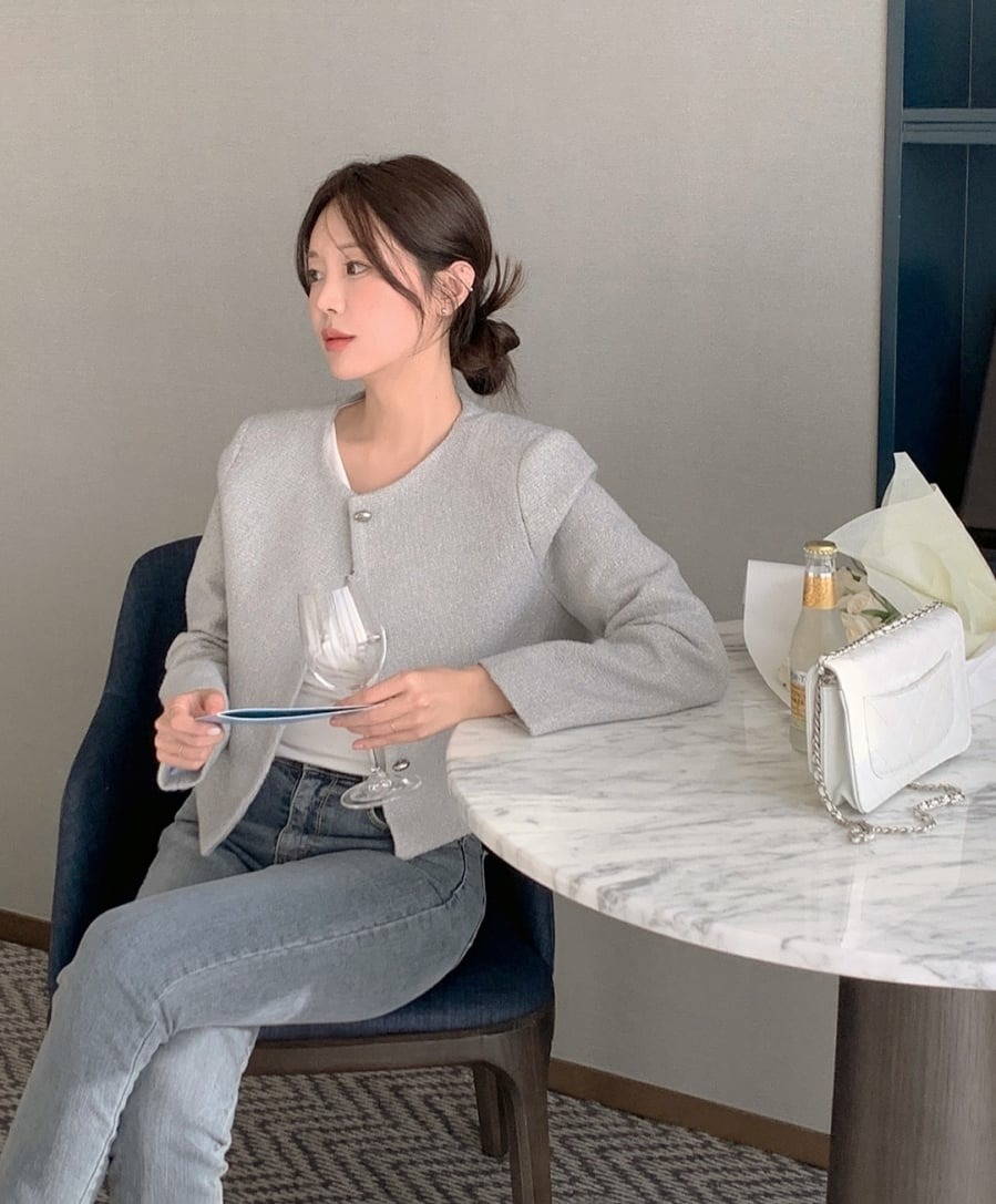 Điểm nhấn chính là đôi môi căng mọng với lớp son bóng nhẹ, giúp tạo hiệu ứng căng tràn sức sống
