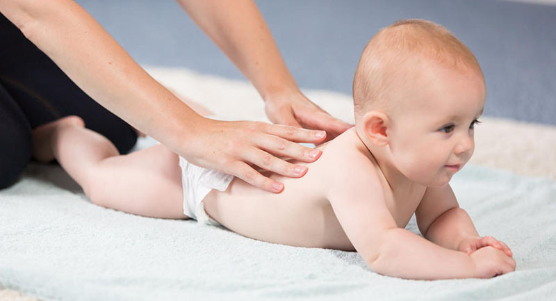 Massage nhẹ nhàng cho bé