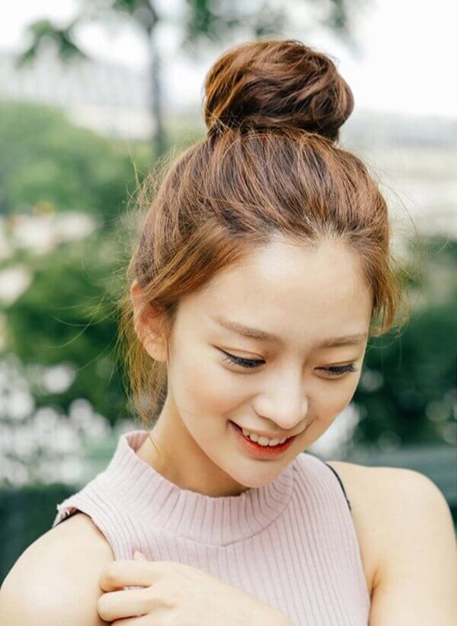Kiểu tóc này thường xuất hiện trong các buổi tiệc sang trọng, nhưng nếu sử dụng hàng ngày, nó có thể làm lộ nếp nhăn trên mặt và khiến khuôn mặt trông mệt mỏi