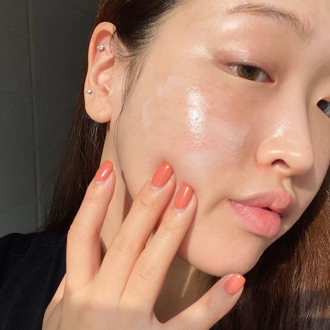 Retinol còn làm giảm lượng dầu tự nhiên của da, khiến hàng rào bảo vệ bị suy yếu.
