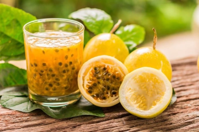 Chanh leo chứa nhiều vitamin A, C, riboflavin, carotene giúp duy trì độ ẩm tự nhiên cho da, nuôi dưỡng da từ bên trong.