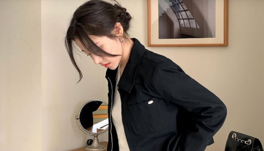 Thay vì búi quá chặt, hãy thử kiểu búi lơi nhẹ nhàng, giúp tổng thể trở nên mềm mại và tự nhiên hơn.