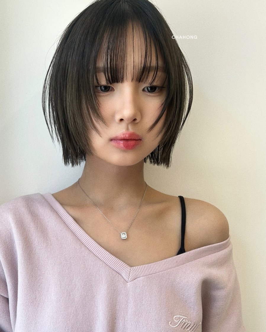 Tóc ngắn mái thưa mang đến diện mạo trẻ trung, ngọt ngào.