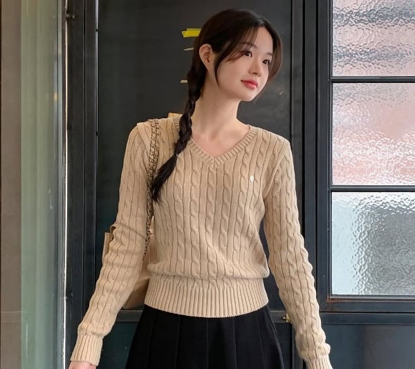 Một bím tóc nhẹ nhàng ở một bên hoặc tết kiểu đuôi cá sẽ giúp bạn trông khác biệt và đầy cuốn hút.
