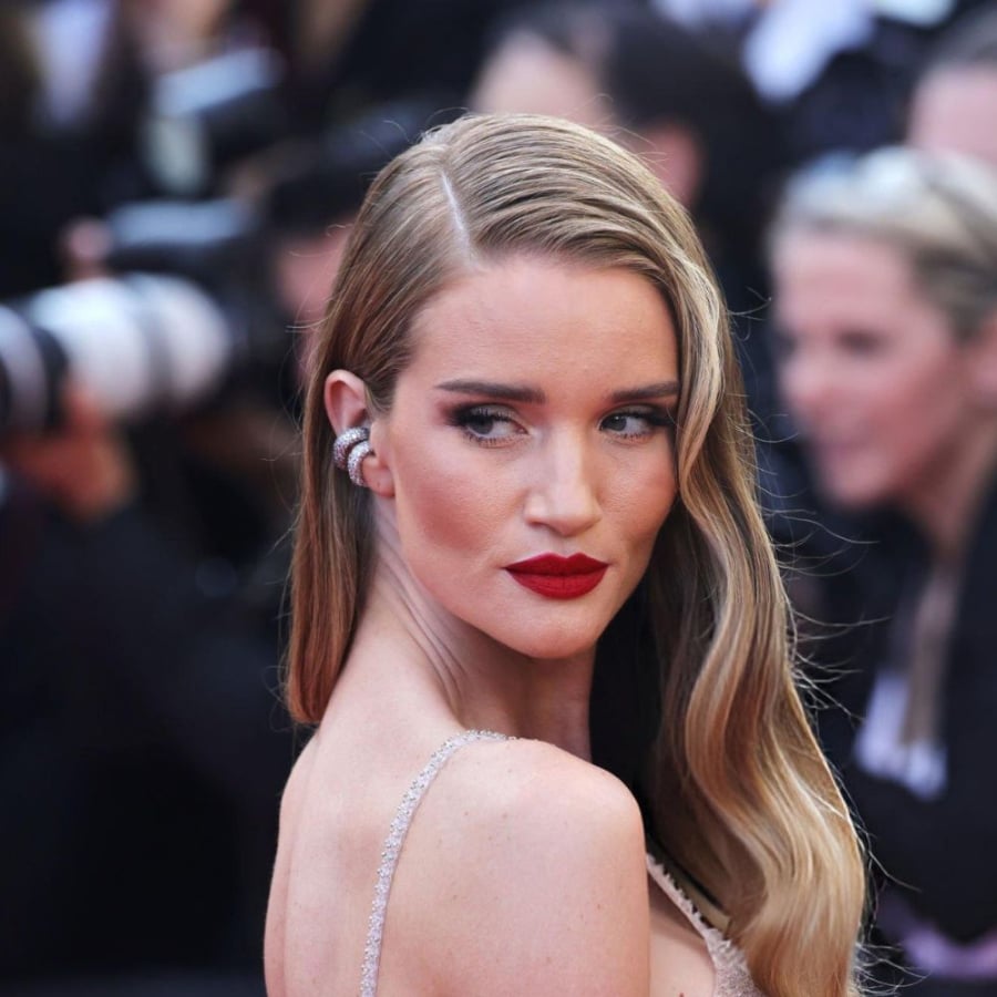 Blonde bronze là sự kết hợp hoàn hảo giữa sắc vàng ấm và ánh nâu đồng, tạo nên màu tóc trung tính vừa phải.