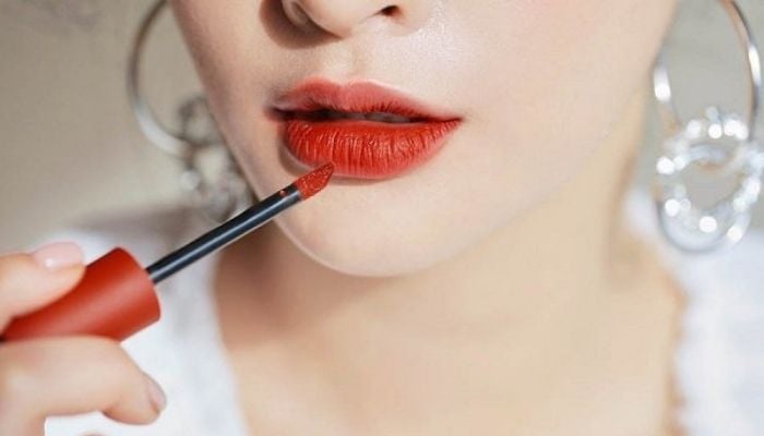 Những thành phần như dầu dừa, bơ hạt mỡ, vitamin E sẽ giúp nuôi dưỡng môi hiệu quả.