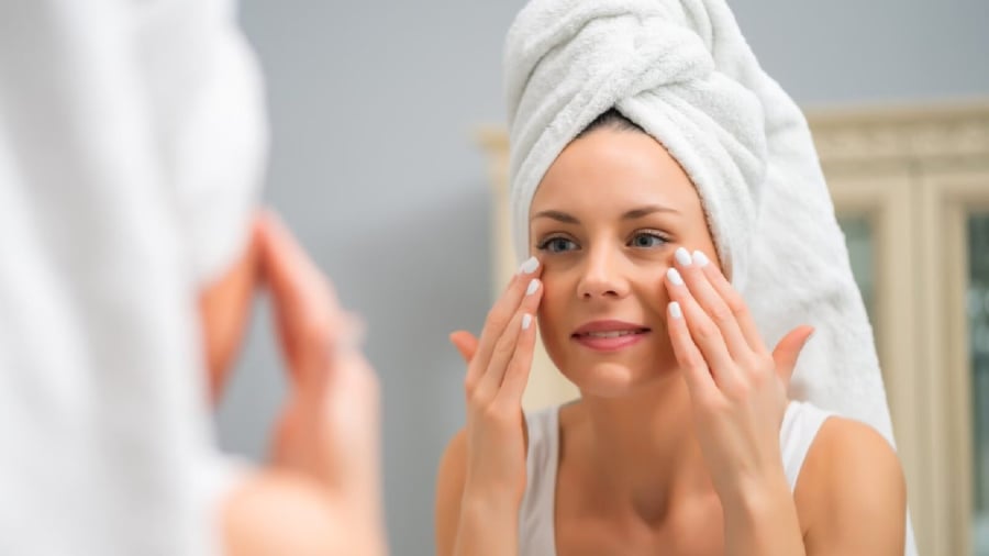 Các thành phần như AHA, BHA giúp loại bỏ tế bào chết, thúc đẩy da tái tạo, từ đó làm mờ tàn nhang.