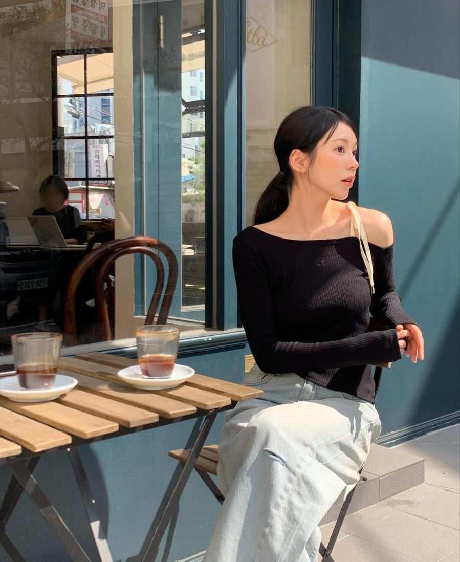 Để hoàn thiện vẻ ngoài, son môi cam đất là sự lựa chọn không thể bỏ qua