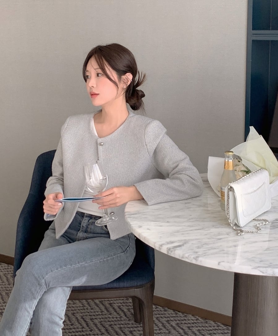 Điểm nhấn chính là đôi môi căng mọng với lớp son bóng nhẹ, giúp tạo hiệu ứng căng tràn sức sống