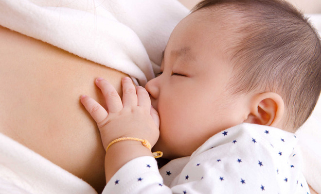 Dỗ bé khóc bằng việc cho bú khiến bé bú vặt, ngủ vặt