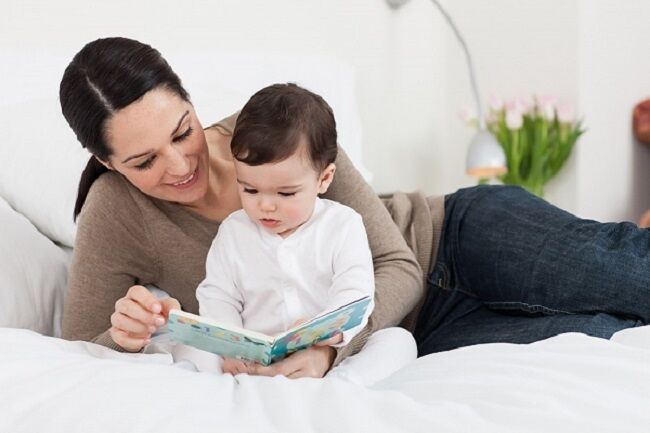 Tập cho bé thói quen đọc sách ngay từ sơ sinh