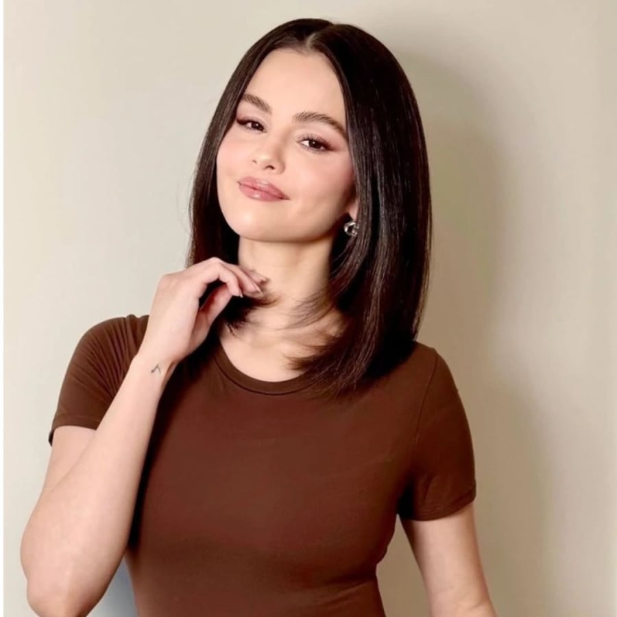 Tóc ngắn ngang vai uốn cụp tạo linh hoạt và hợp gương mặt tròn như Selena Gomez
